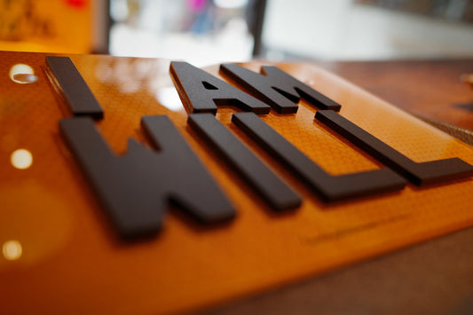 マット ダイヤル - マット ブラック エンボス加工のオートバイのナンバー プレート